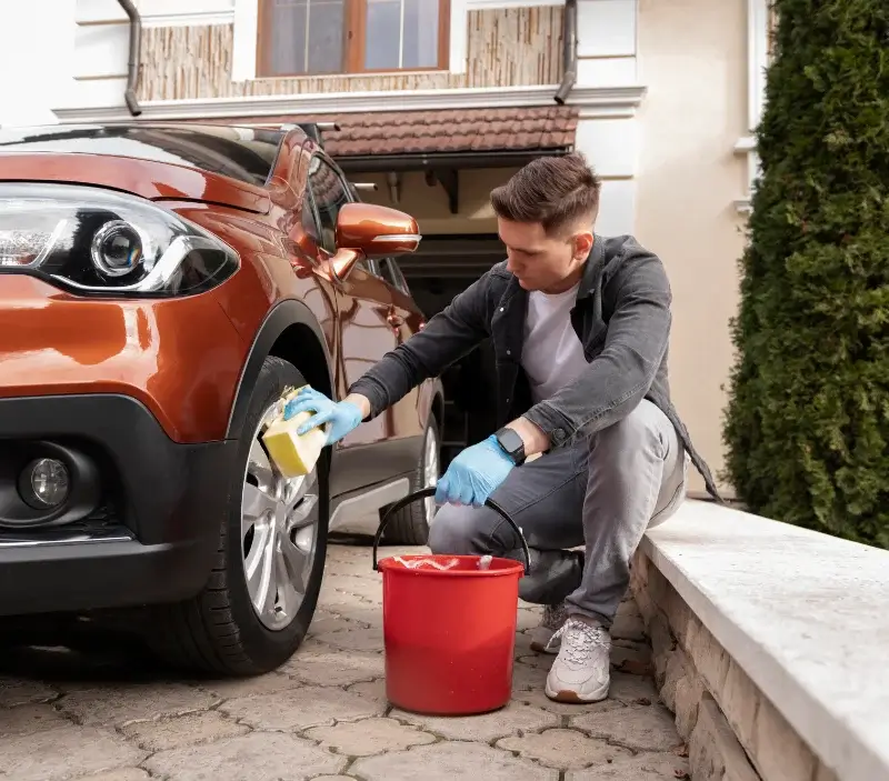 Lavage auto à domicile Moyenmoutier : professionnel intervenant sur un véhicule